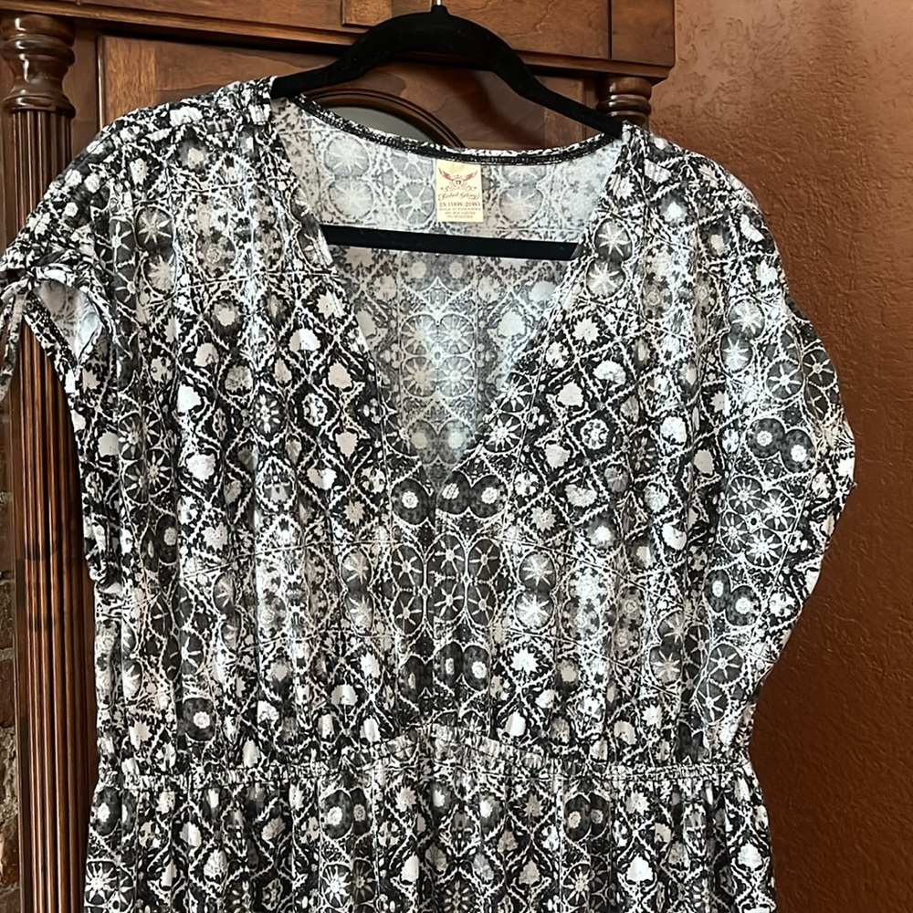 Faded Glory Black and White Midi Sundress with Flutter Sleeves - Picture 3 of 3